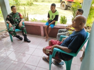 Pererat Hubungan dengan Warga, Babinsa Koramil 1618-02/Miobar Laksanakan Komsos di Desa Oelneke