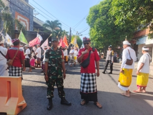 Babinsa Kelurahan Karangasem bersinergi amankan upacara keagamaan.