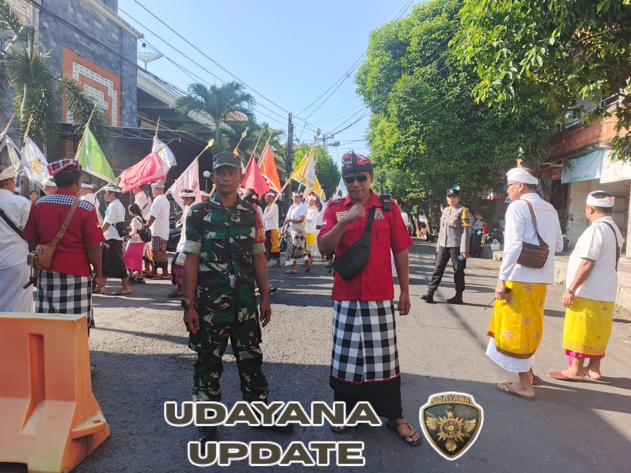 Babinsa Kelurahan Karangasem bersinergi amankan upacara keagamaan.