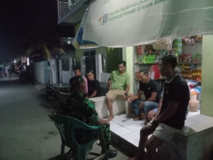 Patroli Malam Babinsa Jatibaru Ajak Orang Tua Jaga Anak dari Narkoba dan Minuman Keras