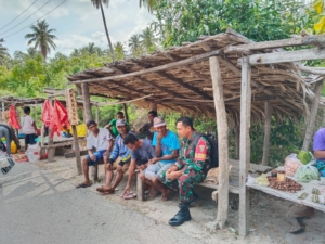 Babinsa Koptu Alis Sinlae Pantau Aktivitas Pasar Rakyat Kuli Agar Tetap Aman dan Tertib