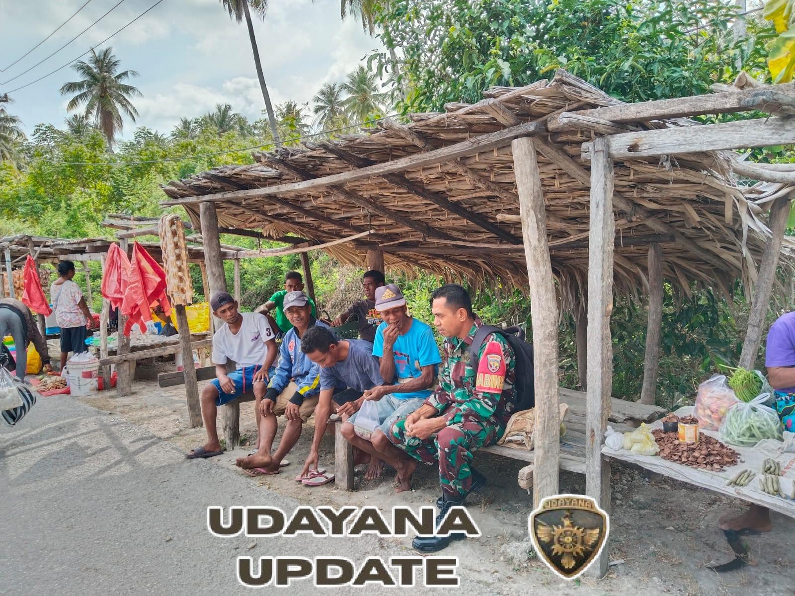 Babinsa Koptu Alis Sinlae Pantau Aktivitas Pasar Rakyat Kuli Agar Tetap Aman dan Tertib