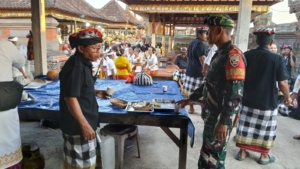 Wujudkan Kelancaran Upacara Adat, Babinsa, Bhabinkamtibmas dan Pecalang Kawal Tradisi Meprani