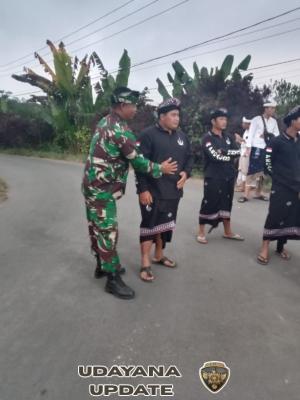 Wujudkan Ketertiban, Babinsa dan Pecalang Kawal Upacara Adat Sesunan Marga Tengah