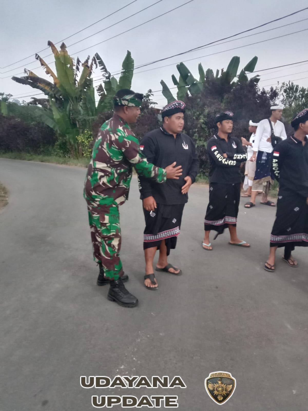 Wujudkan Ketertiban, Babinsa dan Pecalang Kawal Upacara Adat Sesunan Marga Tengah