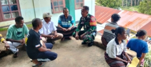 Babinsa Kodim 1602-01/Ende Tingkatkan Sinergi dengan Masyarakat Desa Roga Lewat Komsos dan Pamwil