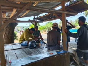 Babinsa Kodim 1602-01/Ende Perkuat Sinergi dengan Masyarakat Dusun Kombendaru Lewat Komsos dan Pamwil