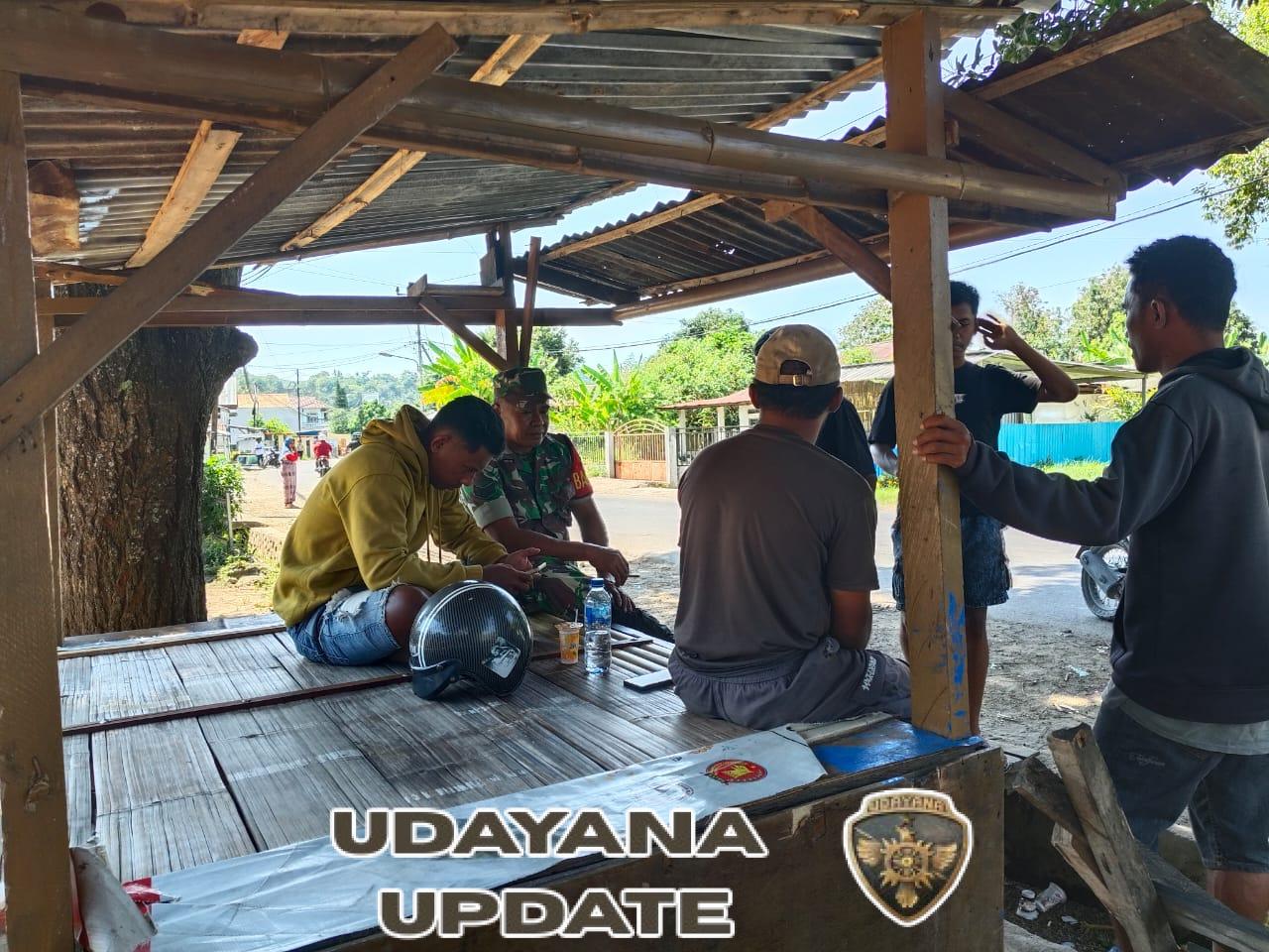 Babinsa Kodim 1602-01/Ende Perkuat Sinergi dengan Masyarakat Dusun Kombendaru Lewat Komsos dan Pamwil