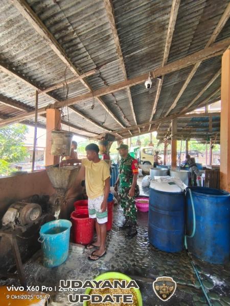 Babinsa Kodim 1602-01/Ende Lakukan Komsos dan Pamwil di Pabrik Tahu Tempe Lokoboko