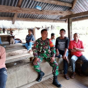 Babinsa Wolowaru Laksanakan Komsos dan Pamwil, Ajak Warga Fatamari Jaga Kebersihan Lingkungan