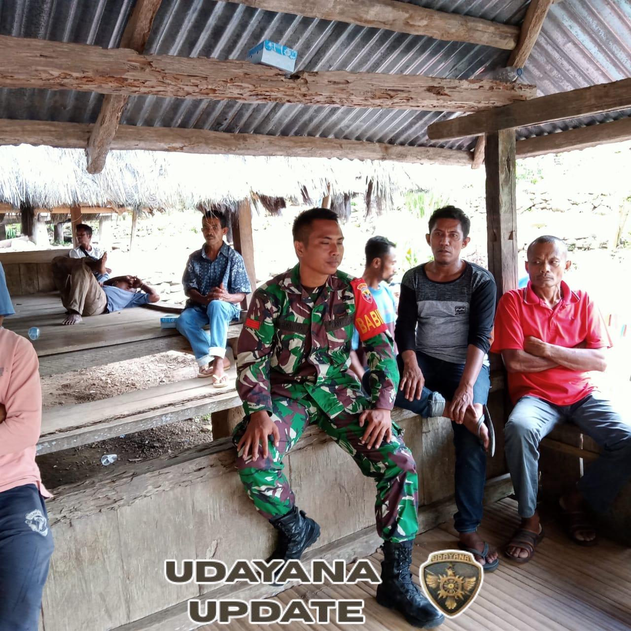 Babinsa Wolowaru Laksanakan Komsos dan Pamwil, Ajak Warga Fatamari Jaga Kebersihan Lingkungan