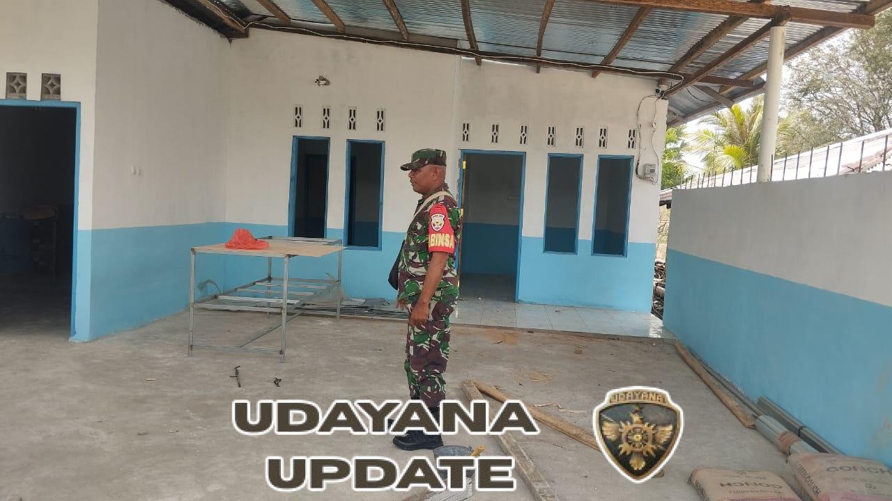 Babinsa Serda Ismail Rahadat Tinjau Progres Pembangunan Dapur Sehat di Desa Papela