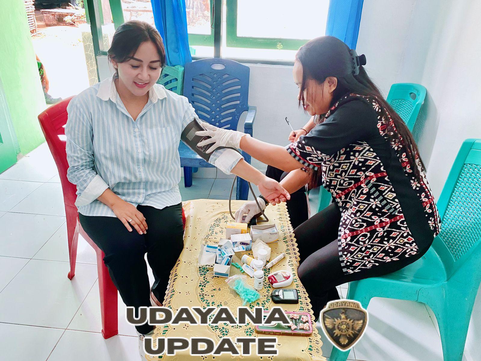 Ketua Persit KCK Cabang XLII Kodim 1627/Rote Ndao Ny. Sharlyta Rahmawati Wicaksono Ikut Periksa Kesehatan Bersama Anggota Koramil Pantai Baru