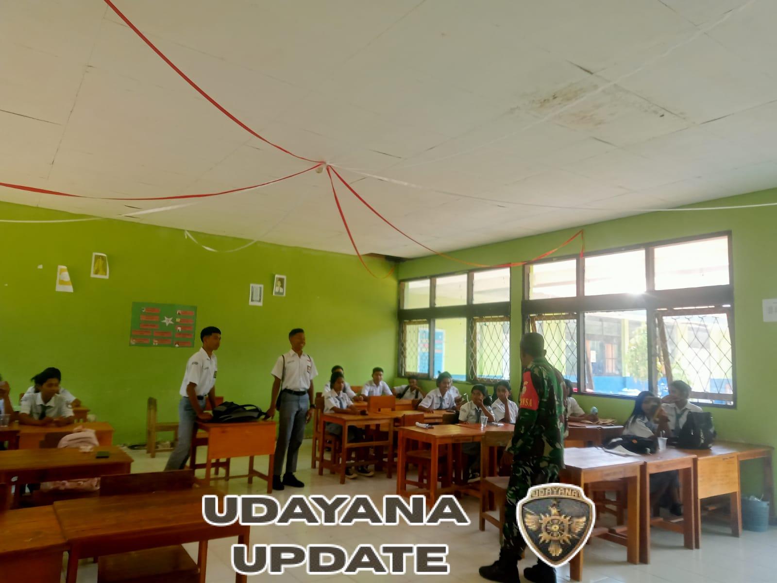 Babinsa Rote Ndao Tanamkan Jiwa Patriotisme kepada Siswa Lewat Sosialisasi Penerimaan TNI