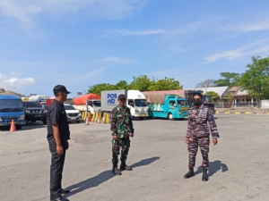 Babinsa Koramil 1628-04/Poto Tano Tingkatkan Pengamanan di Pelabuhan Penyeberangan