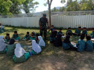 Babinsa Desa Tapir Dampingi Program Makan Sehat Bergizi di MI Adaqwah, Wujud Dukungan TNI untuk Anak Sehat dan Cerdas