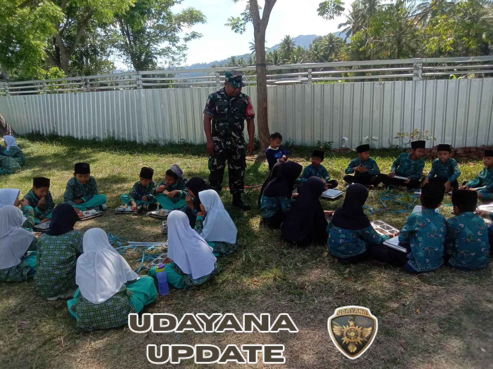 Babinsa Desa Tapir Dampingi Program Makan Sehat Bergizi di MI Adaqwah, Wujud Dukungan TNI untuk Anak Sehat dan Cerdas