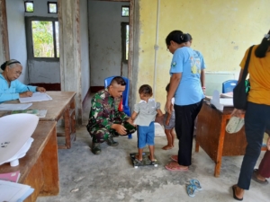 Babinsa Kodim 1613/Sumba Barat Dukung Peningkatan Kesehatan Balita dan Ibu Hamil
