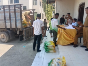 Babinsa Sertu M. Ali Turut Berperan Aktif Dalam Kegiatan Pasar Murah