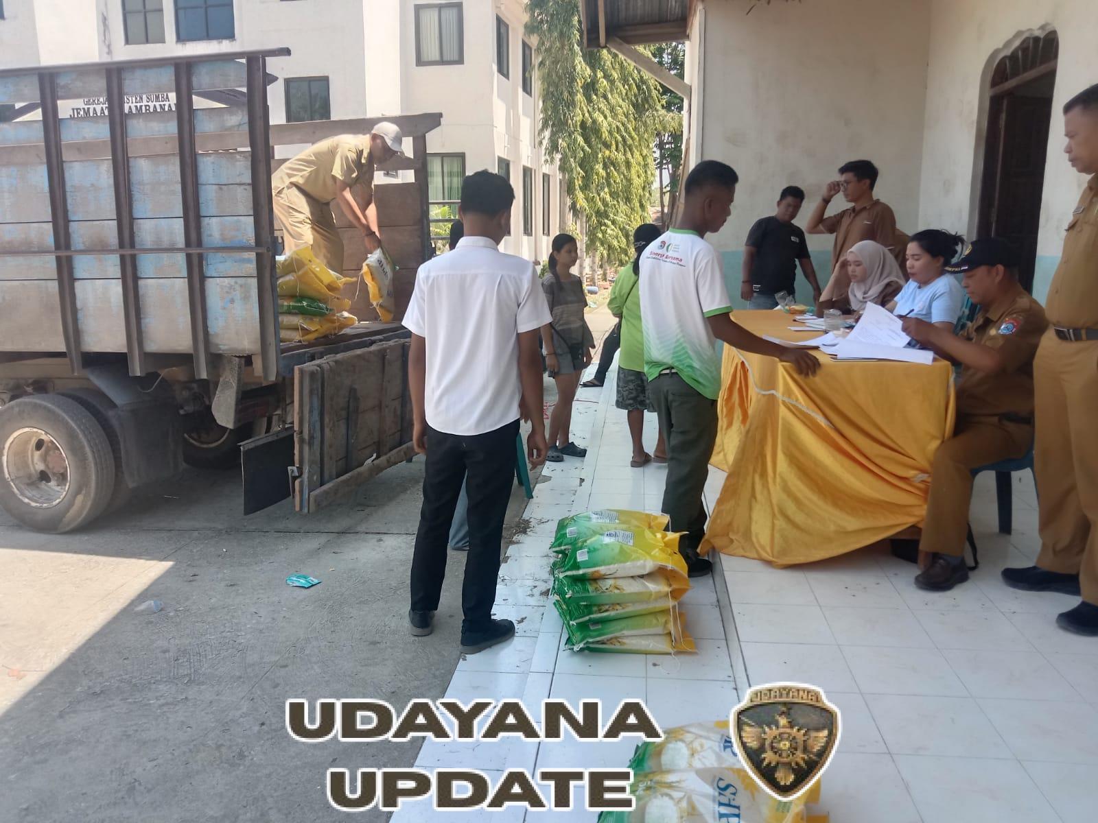 Babinsa Sertu M. Ali Turut Berperan Aktif Dalam Kegiatan Pasar Murah