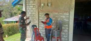 Babinsa Ramil 1601-01/Lewa Bantu Kelancaran Perbaikan Listrik di Tanarara