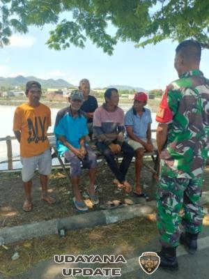 Pererat Komsos, Babinsa Dorotangga Ajak Pengojek Tertib dan Aman di Jalan