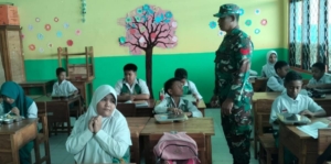 Wujud Kepedulian Babinsa, Pastikan Program Makan Bergizi Tersalurkan Tepat Sasaran