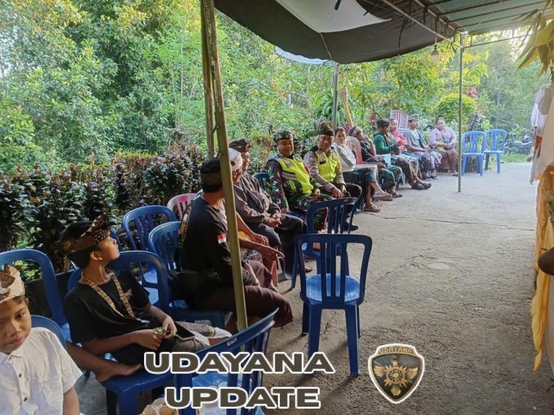 Wujud Kepedulian, Babinsa Bersama Bhabinkamtibmas Dampingi Upacara Adat Ngaben di Buleleng