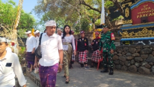 *Jamin Kelancaran Ibadah, Serma Putu Sudiarsana Tertibkan Parkir Selama Piodalan  Pura Pabean