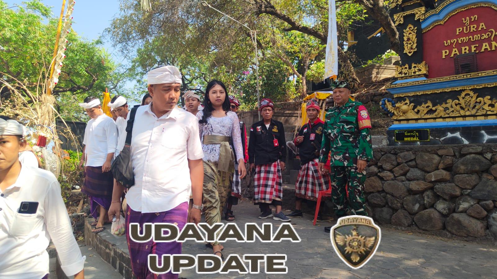 *Jamin Kelancaran Ibadah, Serma Putu Sudiarsana Tertibkan Parkir Selama Piodalan  Pura Pabean