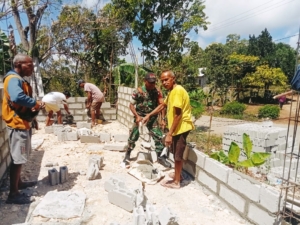 Berikan Dampak Positif, Babinsa Ikut Terlibat Dalam Membangun Rumah Warga Binaan