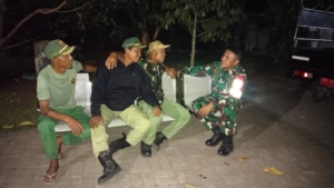 Sinergi Kuat Jaga Keamanan: Babinsa dan Linmas Desa Tukadsumaga Rutin Gelar Siskamling