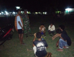 Patroli Malam Babinsa Monta Bersama Pemuda Cegah Kenakalan dan Kejahatan Lingkungan