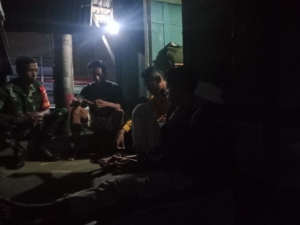 Patroli dan Ronda Malam di Desa Mawu, Babinsa Ingatkan Warga Utamakan Keselamatan Berkendara