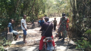 Koptu Ardiwin Ajak Warga Gotong Royong Ganti Papan Jembatan