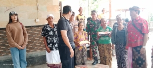 Pastikan penyaluran bantuan sembako berjalan lancar, dan  aman Babinsa 1623-08/Kubu laksanakan pendampingan