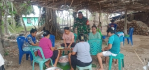 Babinsa Lekunik Bantu Warga Saat Syukuran Pernikahan di Rumah Kadus Kornelis Bessie