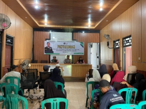 Penyaluran BLT Desa Benete Berjalan Lancar, Babinsa Pastikan Tepat Sasaran