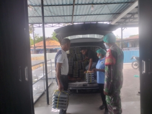 Babinsa Pantai Baru Dampingi Pembagian Makanan Bergizi untuk 3.093 Siswa