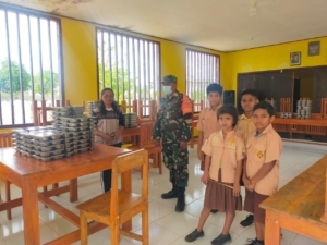 Babinsa Rote Ndao Dampingi Program Makan Bergizi Gratis untuk Ribuan Siswa