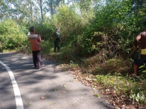 Babinsa Koramil 1602-04/Maurole Bersama Warga Gelar Karya Bakti di Desa Kebesani