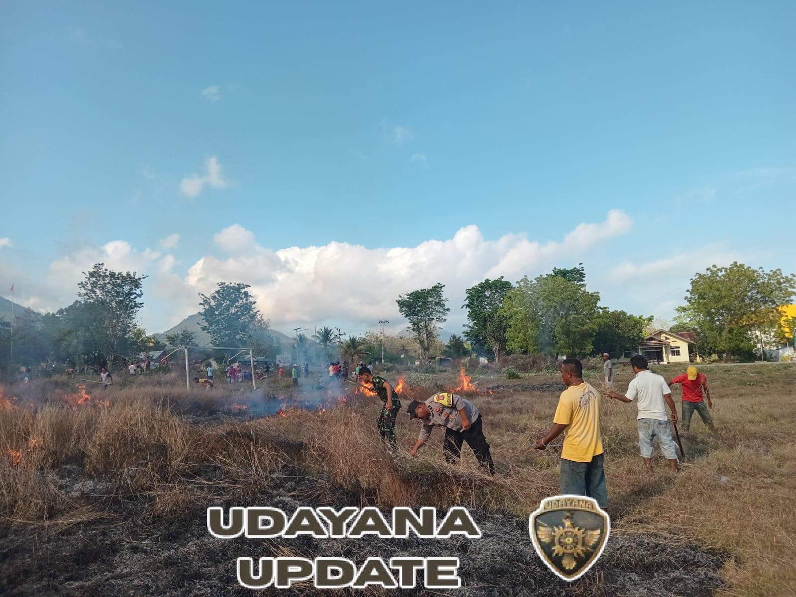 Kerja Bakti Bersama Babinsa, Masyarakat Desa Posiwatu Wujudkan Lapangan Bola Bersih