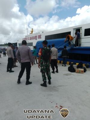 Piket Koramil 1627-01/Ba’a Sertu Nelson Sine Pantau Aktivitas Kapal di Pelabuhan Ba’a