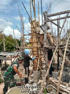Babinsa Koramil 1627-02/Pantai Baru Laksanakan Komsos Sambil Bantu Warga Cor Tiang Rumah