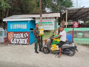 Babinsa Koptu Alis Sinlae Salurkan Beras SPHP Lewat Program GPM di Kelurahan Mokdale