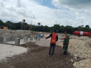 Babinsa dan Aparat Gabungan Laksanakan Pengamanan Kawasan Sentra Industri Garam Nasional di Rote Ndao