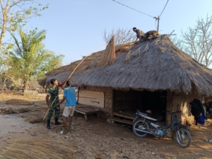 Babinsa Koramil 02/Rindi Umalulu Bantu Warga Ganti Atap Rumah yang Rusak