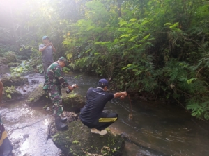 Forkopimcam Busungbiu Turun ke Sungai Pelapuan Danramil dan Unsur Pimpinan Bersinergi dalam Aksi “Jumat Bersih”