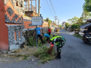 Wujud Sinergitas TNI–Polri, Babinsa dan Bhabinkamtibmas Padangbulia Kompak Gotong Royong