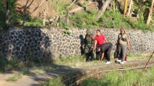 Babinsa Desa Pakisan (Ketut Widiartawan) Hadir dalam giat Gotong Royong dalam menciptakan desa Pakisan yang bersih dan Sehat